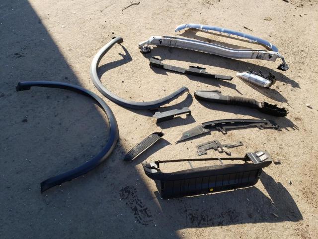 SJKCH5CRXJA047266 - 2018 INFINITI QX30 BASE Weiß Foto 13