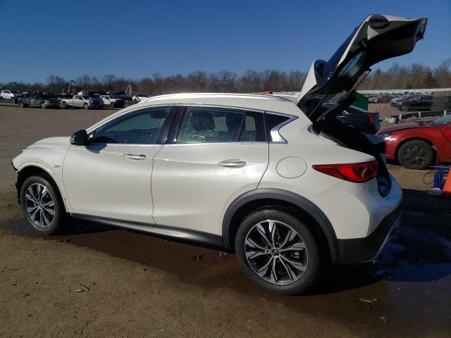 SJKCH5CRXJA047266 - 2018 INFINITI QX30 BASE Weiß Foto 2