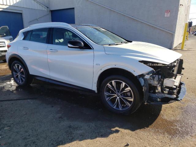 SJKCH5CRXJA047266 - 2018 INFINITI QX30 BASE WHITE photo 4