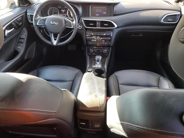 SJKCH5CRXJA047266 - 2018 INFINITI QX30 BASE Weiß Foto 8