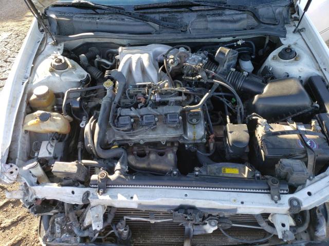 JT2BF28K110294737 - 2001 TOYOTA CAMRY LE WHITE photo 11