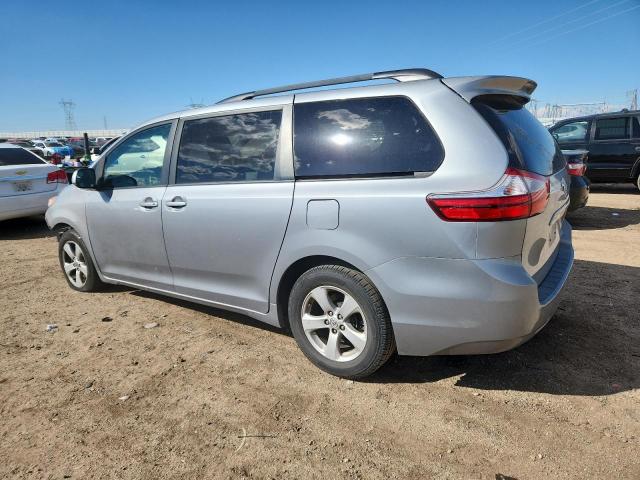 5TDKZ3DC5HS807742 - 2017 TOYOTA SIENNA LE ვერცხლისფერი ფოტო 2