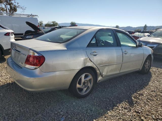 4T1BF32K15U615773 - 2005 TOYOTA CAMRY LE SILVER photo 3