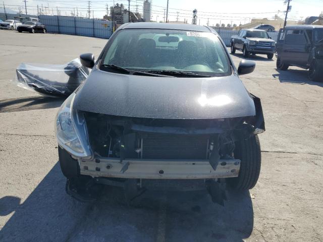 3N1CN7AP3JL869461 - 2018 NISSAN VERSA S Schwarz Foto 5