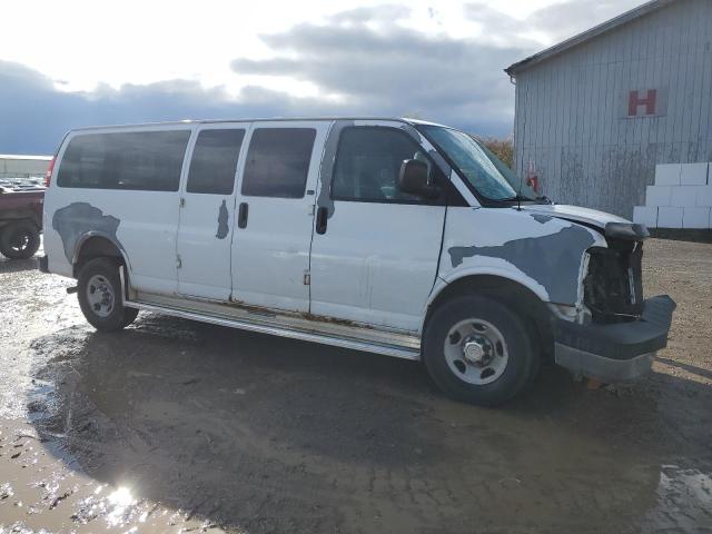 1GAHG39U271108011 - 2007 CHEVROLET EXPRESS G3 WHITE photo 4