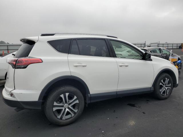JTMZFREV5JD129439 - 2018 TOYOTA RAV4 LE თეთრი ფოტო 3
