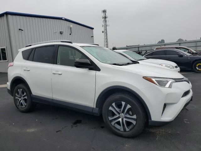 JTMZFREV5JD129439 - 2018 TOYOTA RAV4 LE თეთრი ფოტო 4