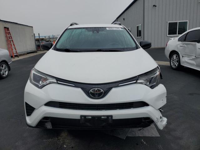 JTMZFREV5JD129439 - 2018 TOYOTA RAV4 LE თეთრი ფოტო 5