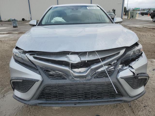 4T1G11AK1PU794359 - 2023 TOYOTA CAMRY SE NIGHT SHADE SILVER photo 5