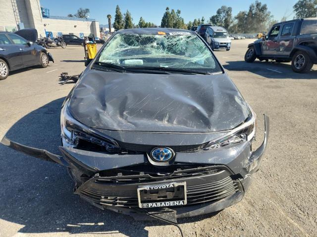 JTDBCMFE4S3087011 - 2025 TOYOTA COROLLA LE GRAY photo 5