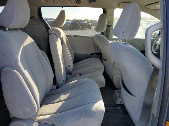 5TDKK3DC7DS335204 - 2013 TOYOTA SIENNA LE SILVER photo 11