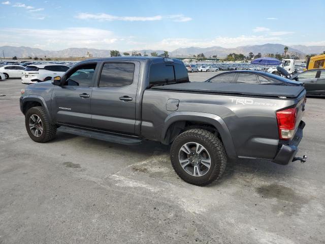 3TMBZ5DNXJM012785 - 2018 TOYOTA TACOMA DOUBLE CAB GRAY photo 2