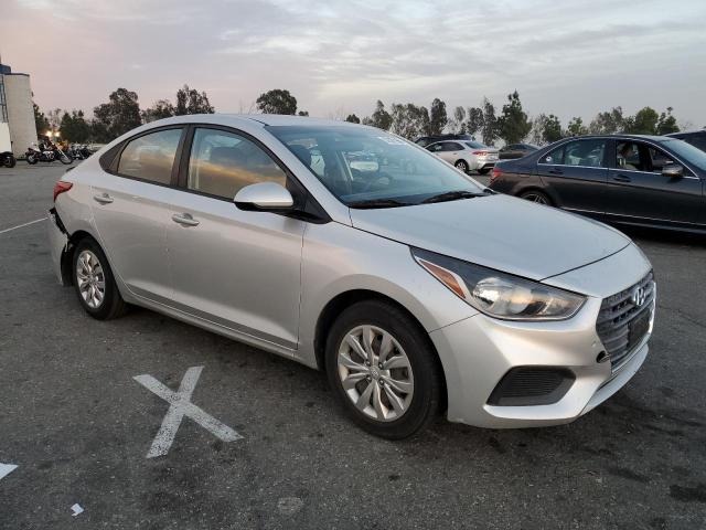 3KPC24A30JE018014 - 2018 HYUNDAI ACCENT SE SILVER photo 4