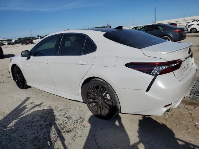 4T1K61AK0MU570538 - 2021 TOYOTA CAMRY XSE WHITE photo 2