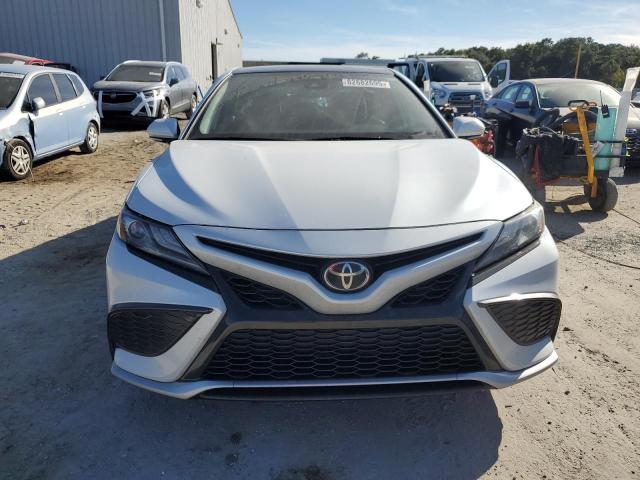 4T1K61AK0MU570538 - 2021 TOYOTA CAMRY XSE WHITE photo 5