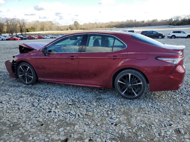 4T1B61HK8JU592868 - 2018 TOYOTA CAMRY XSE RED photo 2