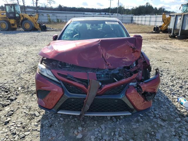 4T1B61HK8JU592868 - 2018 TOYOTA CAMRY XSE RED photo 5