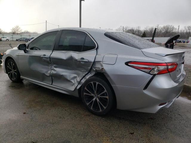 4T1B11HK1JU633078 - 2018 TOYOTA CAMRY L SILVER photo 2