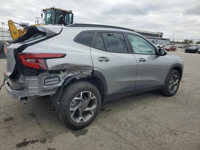 KL77LHE21RC073322 - 2024 CHEVROLET TRAX 1LT Silber Foto 3