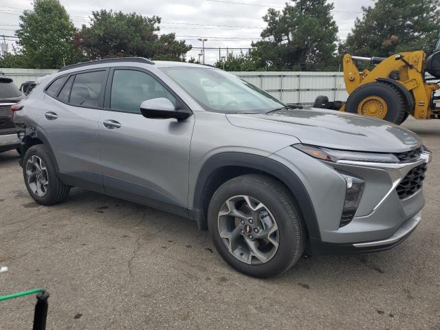 KL77LHE21RC073322 - 2024 CHEVROLET TRAX 1LT Silber Foto 4