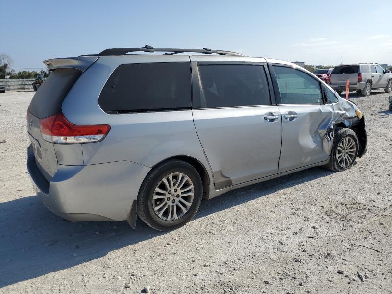 5TDYK3DC9CS207913 - 2012 TOYOTA SIENNA XLE 银色 照片 3