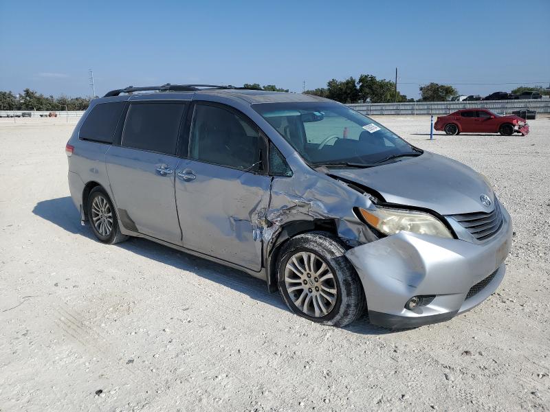 5TDYK3DC9CS207913 - 2012 TOYOTA SIENNA XLE 银色 照片 4