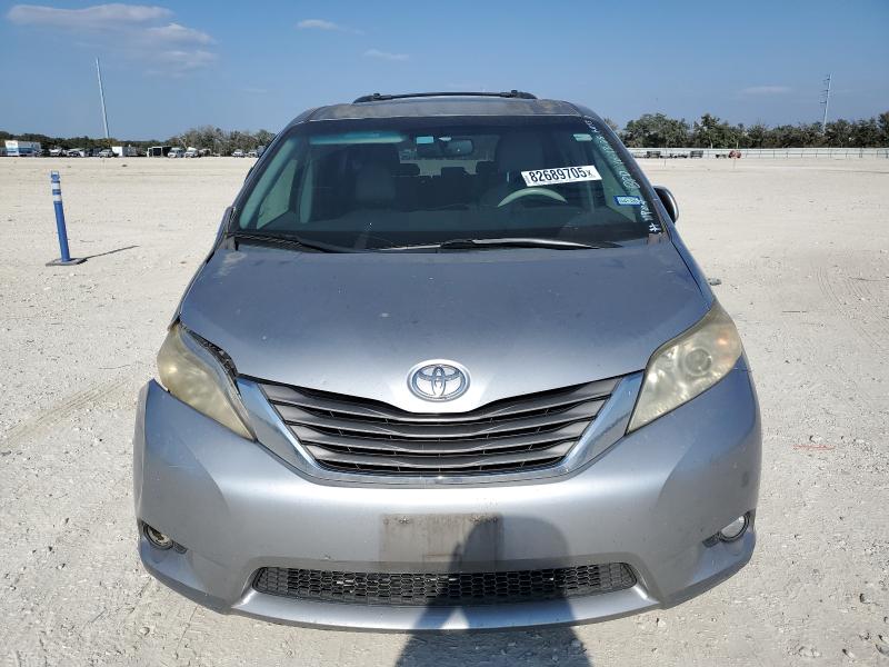 5TDYK3DC9CS207913 - 2012 TOYOTA SIENNA XLE 银色 照片 5