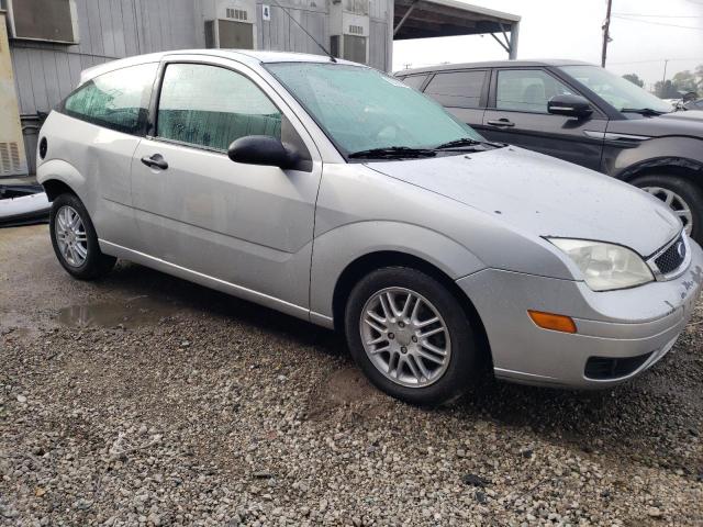 3FAFP31N15R149886 - 2005 FORD FOCUS ZX3 GRAY photo 4