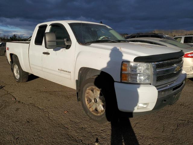 1GCRKSE35BZ172782 - 2011 CHEVROLET SILVERADO K1500 LT WHITE photo 4