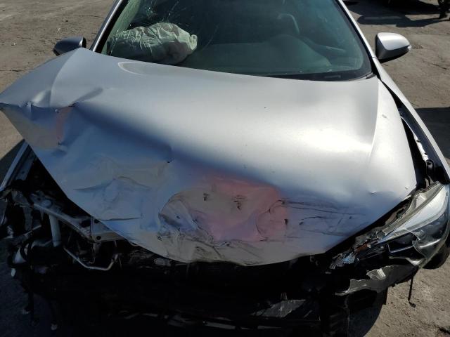 5YFBURHE7JP764467 - 2018 TOYOTA COROLLA L Srebrny zdjęcie 11