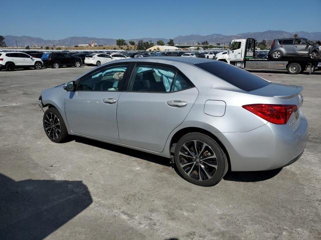 5YFBURHE7JP764467 - 2018 TOYOTA COROLLA L Srebrny zdjęcie 2