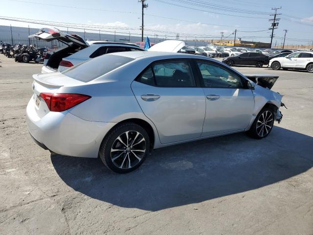 5YFBURHE7JP764467 - 2018 TOYOTA COROLLA L Srebrny zdjęcie 3
