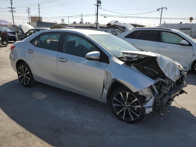 5YFBURHE7JP764467 - 2018 TOYOTA COROLLA L Srebrny zdjęcie 4
