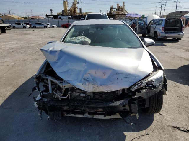 5YFBURHE7JP764467 - 2018 TOYOTA COROLLA L Srebrny zdjęcie 5