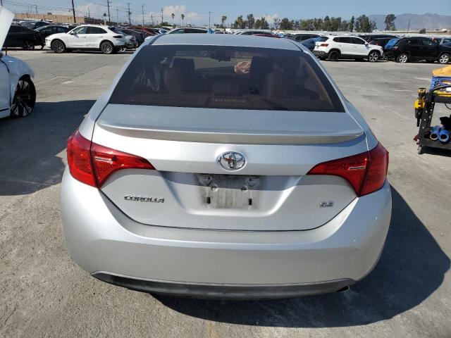 5YFBURHE7JP764467 - 2018 TOYOTA COROLLA L Srebrny zdjęcie 6