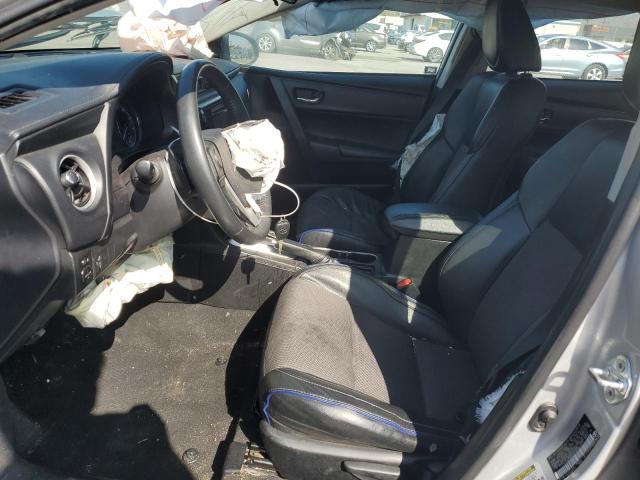 5YFBURHE7JP764467 - 2018 TOYOTA COROLLA L Srebrny zdjęcie 7