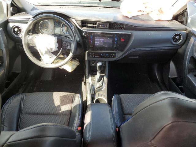 5YFBURHE7JP764467 - 2018 TOYOTA COROLLA L Srebrny zdjęcie 8