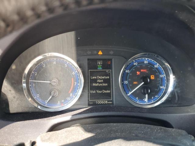 5YFBURHE7JP764467 - 2018 TOYOTA COROLLA L Srebrny zdjęcie 9