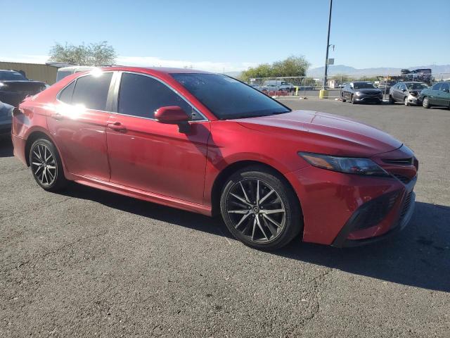 4T1G11AK5MU417058 - 2021 TOYOTA CAMRY SE Qırmızı foto 4