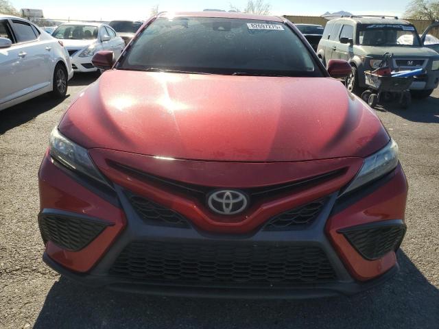 4T1G11AK5MU417058 - 2021 TOYOTA CAMRY SE Qırmızı foto 5