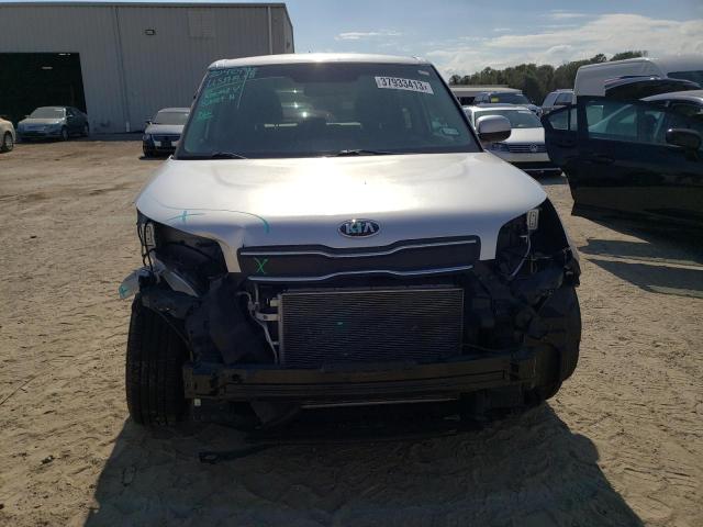 KNDJN2A28J7566434 - 2018 KIA SOUL SILVER photo 5