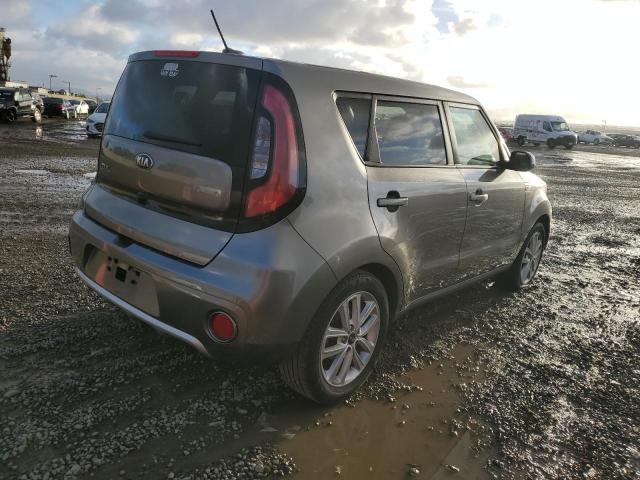 KNDJP3A59J7599534 - 2018 KIA SOUL + GRAY photo 3