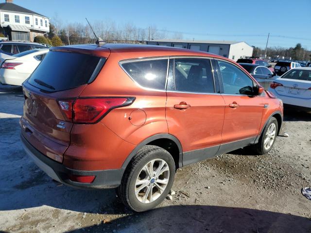 1FMCU9GD8KUC17446 - 2019 FORD ESCAPE SE ORANGE photo 3