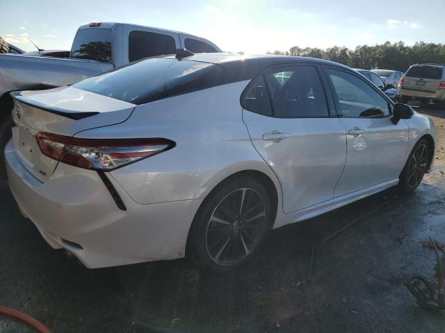 4T1B61HK5JU144118 - 2018 TOYOTA CAMRY XSE WHITE photo 3