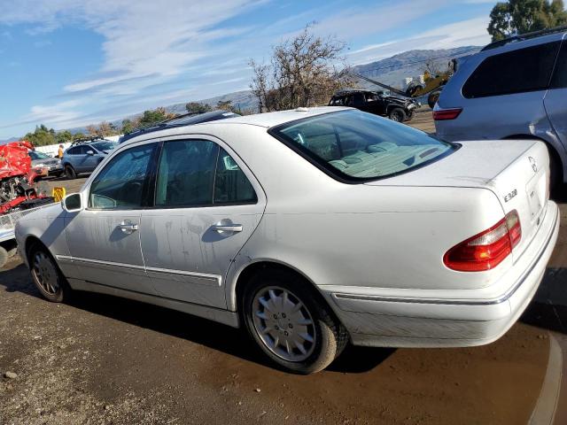 WDBJF65J7YB024673 - 2000 MERCEDES-BENZ E 320 WHITE photo 2