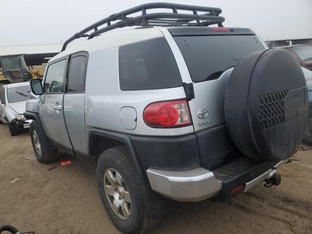 JTEBU11F570062974 - 2007 TOYOTA FJ CRUISER SILVER photo 2