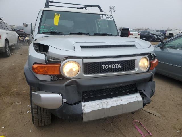 JTEBU11F570062974 - 2007 TOYOTA FJ CRUISER SILVER photo 5