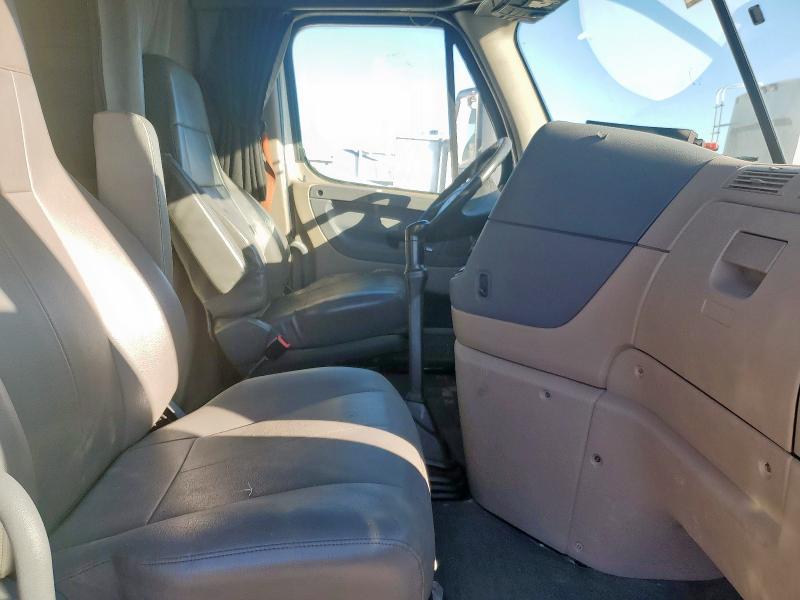 3AKJGLD56GSGX4332 - 2016 FREIGHTLINER CASCADIA 1 WHITE photo 5