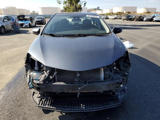 2T1BURHE2JC055882 - 2018 TOYOTA COROLLA L Grau Foto 5