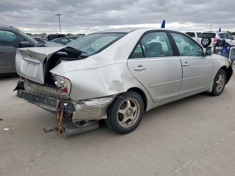 4T1BE32K42U540937 - 2002 TOYOTA CAMRY LE Silber Foto 3